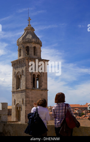 La torre trecentesca del monastero domenicano dentro la città vecchia di Dubrovnik, Sito Patrimonio Mondiale dell'UNESCO, Croazia, Europa Foto Stock