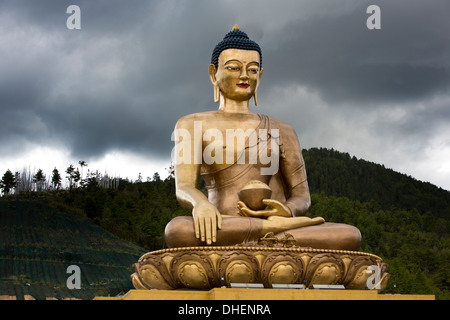 Il Bhutan, Thimpu, Big Buddha Dordenma statua, gigantesche Sakyamuni figura buddista con la tempesta si avvicina dietro Foto Stock