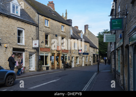 Negozi, caffetterie e gallerie d' arte su Church Street in Cotswold città di sedili Stow-su-il-Wold Foto Stock