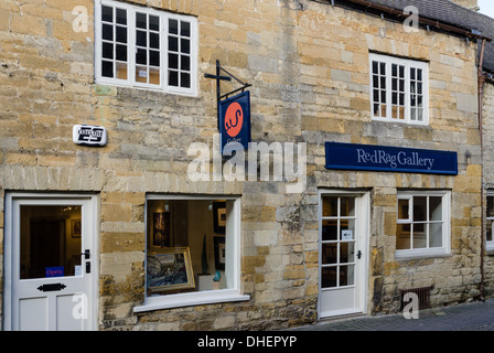 Drappo rosso Gallery in Cotswold città di sedili Stow-su-il-Wold Foto Stock