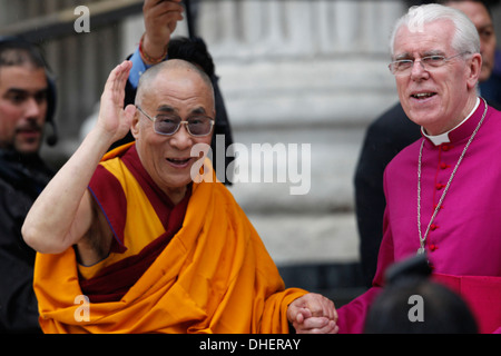 Sua Santità il Dalai Lama arriva alla Cattedrale di St Paul per ricevere il 2012 Premio Templeton in Londra Gran Bretagna, il 14 maggio 2012 Foto Stock