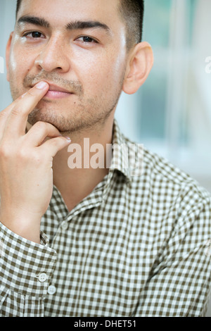 Metà uomo adulto toccando il suo labbro Foto Stock