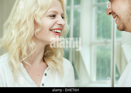 Coppia giovane faccia a faccia Foto Stock