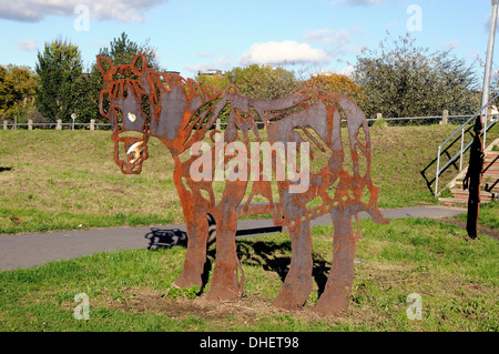 Scultura in acciaio di barge cavallo, Mile End Park Tower Hamlets London Inghilterra England Regno Unito Foto Stock