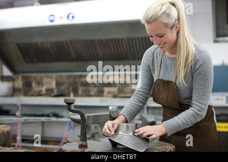 La donna la lavorazione dei metalli in gioielleria studio Foto Stock