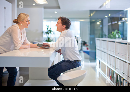 Gli imprenditori a chattare in ufficio Foto Stock