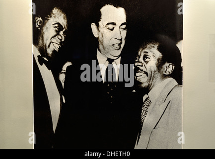 Il Brasile, Brasilia: storica foto in bianco e nero di Juscelino Kubitschek con Louis Armstrong e attore brasiliano Otelo Foto Stock