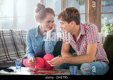 Giovane facendo a forma di cuore ad jigsaw Foto Stock