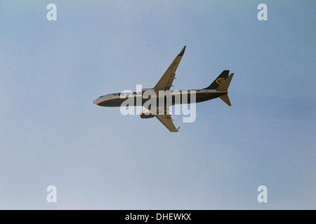 Ryanair Boeing 737-8come EI-EGB sull approccio all'Aeroporto London Luton, Bedfordshire, Gran Bretagna. Foto Stock