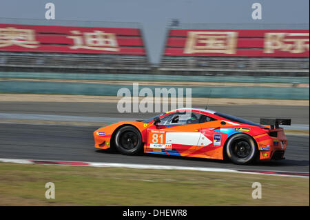 Shanghai, Cina. 08 Nov, 2013. WEC 6 Ore Endurance race. Prove libere e qualifiche il giorno. #81 8 STAR MOTORSPORTS (USA) Ferrari F458 ITALIA VICENTE POTOLICCHIO (VEN) Rui Aguas (PRT) Davide Rigon (ITA) Credito: Azione Sport Plus/Alamy Live News Foto Stock