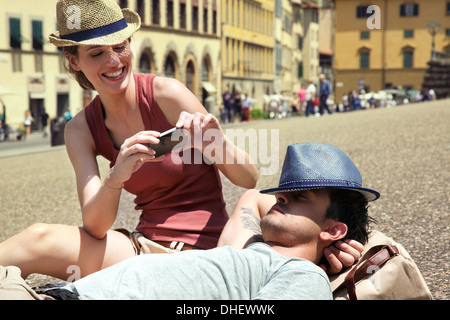 Giovane rilassante, Palazzo Pitti di Firenze, Toscana, Italia Foto Stock