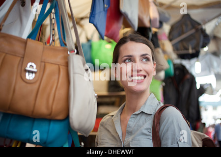 Giovane donna shopping, il mercato di San Lorenzo, Firenze, Toscana, Italia Foto Stock