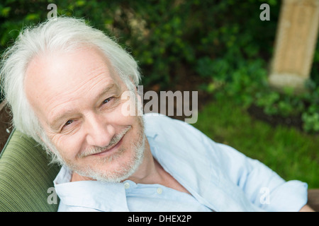 Ritratto di uomo anziano con i capelli grigi, angolo alto Foto Stock