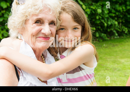 Ritratto di Nonna e nipote avvolgente Foto Stock