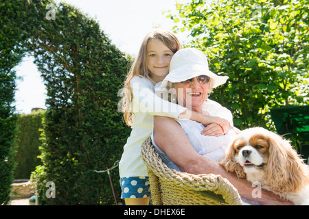 Ritratto della nonna e la nipote con il cane Foto Stock