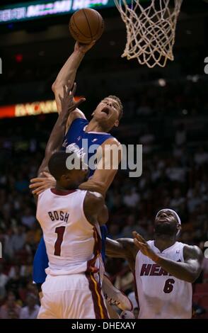 Miami, Florida, Stati Uniti d'America. 7 Nov, 2013. Los Angeles Clippers avanti potenza Blake Griffin (32) schiacciate su Miami Centro calore Chris Bosh (1) a AmericanAirlines Arena a Miami in Florida il 7 novembre 2013. Credito: Allen Eyestone/Palm Beach post/ZUMAPRESS.com/Alamy Live News Foto Stock