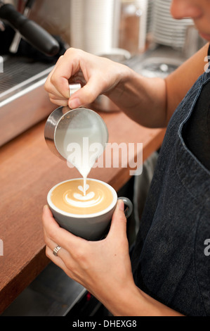 Barista preparazione del cappuccino Foto Stock