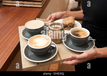 Barista che serve caffè Foto Stock