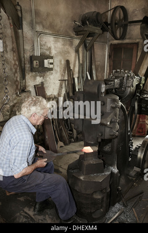 Fabbro al lavoro Foto Stock