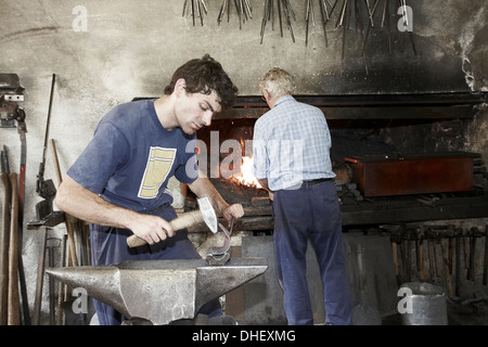 I fabbri al lavoro Foto Stock