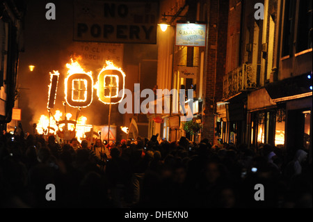 South Street falò società celebrano il loro centenario di prendere parte alle celebrazioni di Lewes 2013 Foto Stock