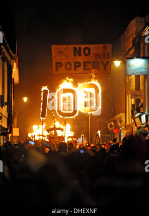 South Street falò società celebrano il loro centenario di prendere parte alle celebrazioni di Lewes 2013 Foto Stock