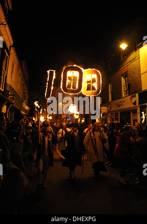 South Street falò società celebrano il loro centenario di prendere parte alle celebrazioni di Lewes 2013 Foto Stock