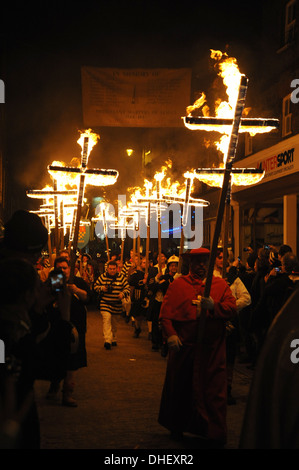 South Street falò società celebrano il loro centenario di prendere parte alle celebrazioni di Lewes Foto Stock