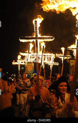 South Street falò società celebrano il loro centenario di prendere parte alle celebrazioni di Lewes Foto Stock