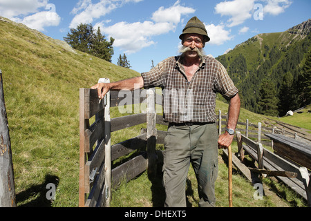 Agricoltore in posa per la fotocamera Foto Stock