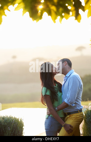 Coppie che baciano Foto Stock
