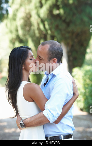 Coppie che baciano Foto Stock