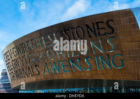 Wales Millennium Centre Cardiff in autunno che mostra la scritta "In queste pietre orizzonti cantare' in entrambe il gallese e inglese Foto Stock