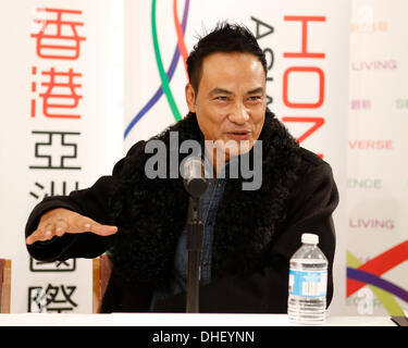 Toronto, Canada. 7 Nov 2013. Hong Kong attore e regista Simon Yam parlando a racconti dalla parte scura 1 conferenza stampa durante il 2013 Toronto bobina Asian Film Festival. (JKP/EXImages/Alamy Live News) Foto Stock