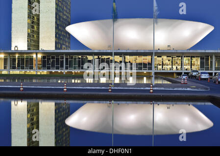 Il Brasile, Brasilia, Congresso Nazionale, notte, vista notturna, viaggi, turismo, turismo, Capitale brasiliana, architettura, Oscar Niemeyer, design, il Senato e la Camera dei Deputati, illuminazione, politica, centro politico, brasile 2014, destini turistici in Br Foto Stock