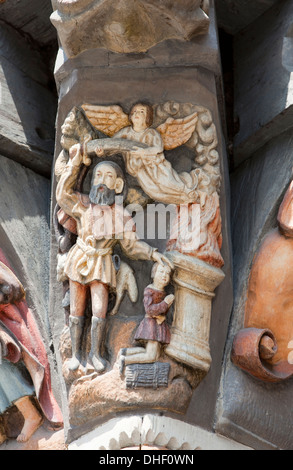 Il legame di Isaac , riccamente intagliato dettagli architettonici di Stiftsherrenhaus, 1558, Osterstrasse, Hameln, Bassa Sassonia, Germania Foto Stock