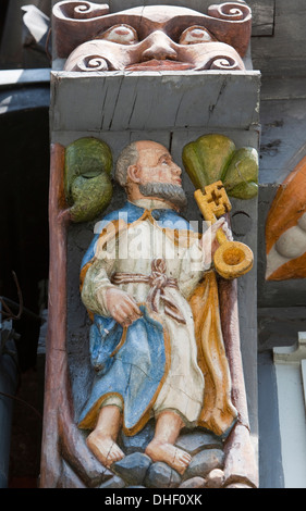 Apostolo San Pietro, riccamente intagliato dettagli architettonici di Stiftsherrenhaus, 1558, Osterstrasse, Hameln, Bassa Sassonia, Germania Foto Stock