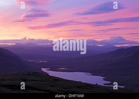 Alba sul Loch Lurgainn da stac Pollaidh Foto Stock