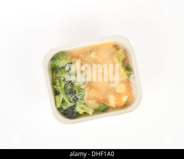 Vassoio cotto di Bird's Eye i broccoli surgelati formaggio e verdure su sfondo bianco ritaglio. Stati Uniti d'America. Foto Stock