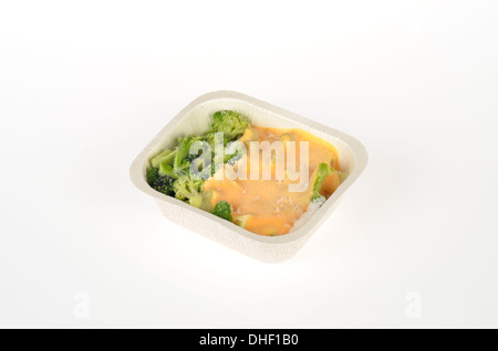 Vassoio cotto di Bird's Eye i broccoli surgelati e formaggio su sfondo bianco, ritaglio. Stati Uniti d'America Foto Stock