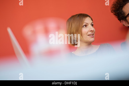 Metà donna adulta con capelli bobbed guardando lontano Foto Stock