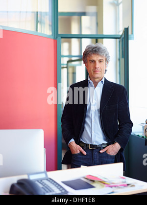 Imprenditore tuta da indossare giacca con le mani nelle tasche Foto Stock