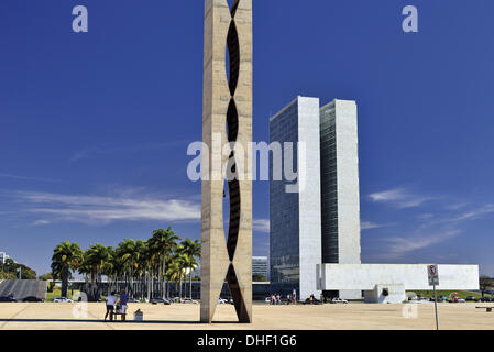 Il Brasile, Brasilia, Praça dos Tres Poderes, Piazza dei tre poteri, architettura, Oscar Niemeyer, viaggi, turismo, sun, persone, capitale del Brasile capitale brasiliana, visite turistiche, street, palme, brasile 2014, viaggio destini in Brasile, torre di piccione Foto Stock