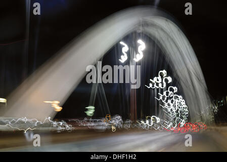 Il Brasile, Brasilia, immagine, Movimento, creazione, creativo, bridge, alla guida di un'auto, notte, lightspots, spostamento ponte Juscelino Kubitschek, Ponte JK, viaggi, Capitale brasiliana, Nikon D600, la creazione di immagini in movimento, fotocamera, Foto Stock