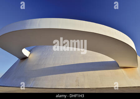 Il Brasile, Brasilia, Museo Nazionale, Oscar Niemeyer, architettura, design, viaggi, turismo, futuristico, utopistico, moderno, design, orizzontale, città capitale brasiliana, visite turistiche a Brasilia, blu cielo, sole, bianco e luminoso, dettaglio, design, Foto Stock