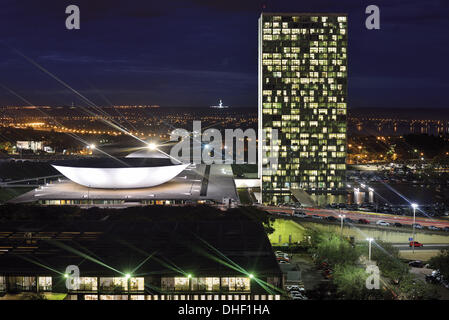 Il Brasile, Brasilia, Congresso Nazionale, visualizzare panorma, notte, orologio notturno, illuminazione, luci luminose, politica, viaggi, turismo, architettura, visualizzazione ampia, Brasile, 2014, Oscar Niemeyer, architettura, capitale del Brasile capitale brasiliana Foto Stock