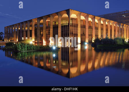 Il Brasile, Brasilia, Palazzo Itamaraty, Oscar Niemeyer, architettura, viaggi, turismo, Ministero degli Affari Esteri, politica, città capitale brasiliana, capitale del Brasile, notte, vista notturna, vista esterna, architettura a Brasilia, Brasile 2014, Worldchampion Foto Stock