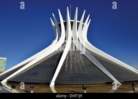 Il Brasile, Brasilia, Cattedrale, Cattedrale Metropolitana di Nossa Senhora Aparecida, architettura, Oscar Niemeyer, viaggi, turismo, Patrimonio Mondiale dell Unesco, Capitale brasiliana, la religione, la chiesa cattolica, design, brasile 2014, blu cielo, sole, sole, Foto Stock