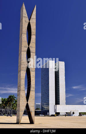 Il Brasile, Brasilia, Praça dos Tres Poderes, tre poteri Square, viaggi, turismo, architettura, piccione tower, Congresso Nazionale, Oscar Niemeyer, sun, soleggiato e caldo, ampie e luminose, Brasile, 2014, viaggio destini in Brasile, verticale Foto Stock