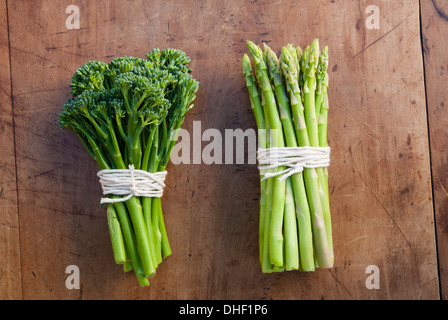 Mazzetti di broccoli asparagi e legati con spago, still life Foto Stock